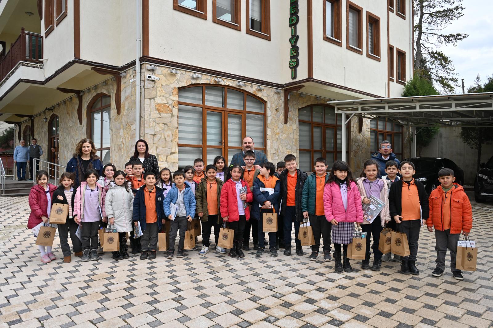 Şehit Ali İhsan Aydın İlköğretim Okulu 2A ve 2B sınıfı öğrencileri Hayat Bilgisi Dersinde Yerel Yönetimleri Tanıyoruz konusunu kapsamında Başkanımız Sn. Serhat HAMAMC